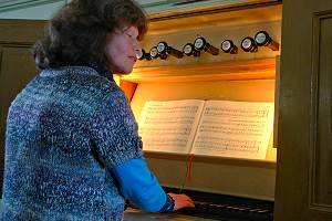 Juliane Damminger an der Orgel in Warthe - Anklicken zum Vergrern (101 kByte)